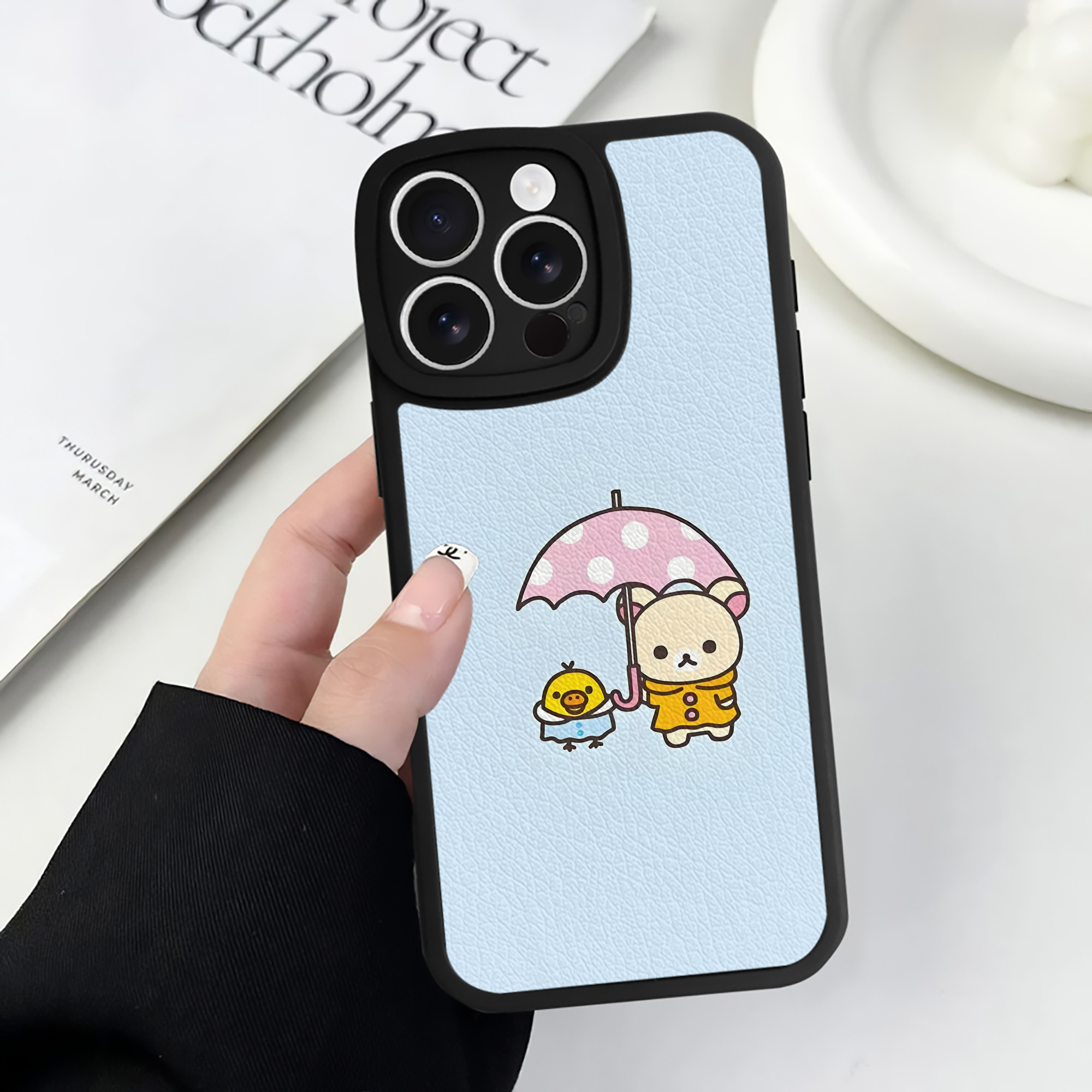 （画像用） リラックマ リラックマ キイロイトリ Rilakkuma Korilakkuma Kiiroitori 【iPhone 16シリーズ対応】シリコンスマホケース（レザー調） 材質：シリコン